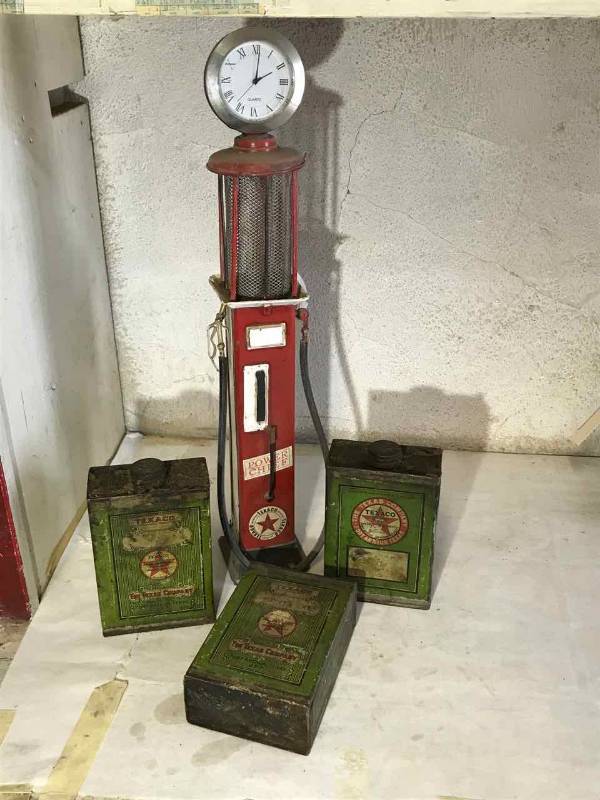lot 258 image: Texaco (3) Old Oil Product Tins, (1) Gas Pump Figurine