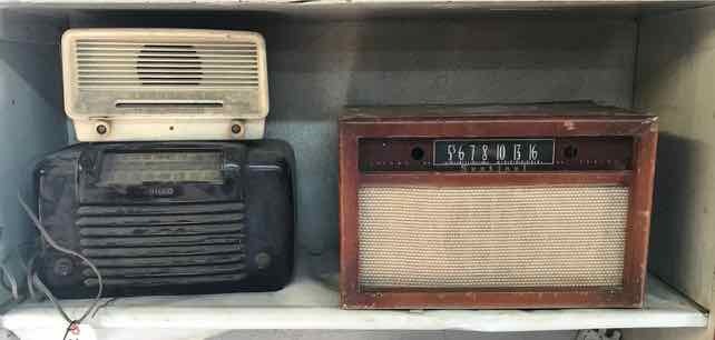 lot 263 image: Old RadiosParts of Radios (Hilco, Philco, Sentinel)