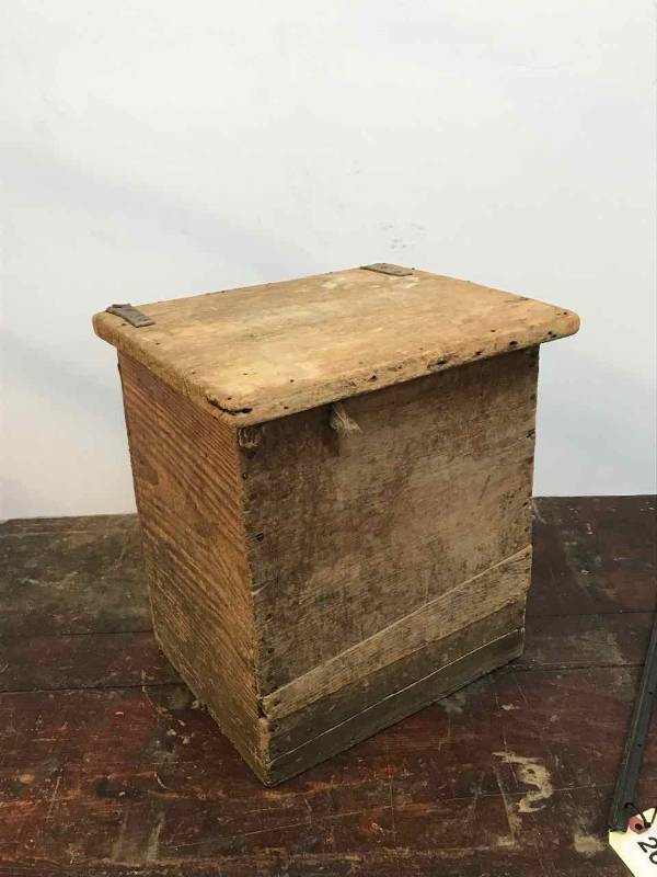 lot 265 image: Neat Old Wood Box (6 Pat Gal Sour)