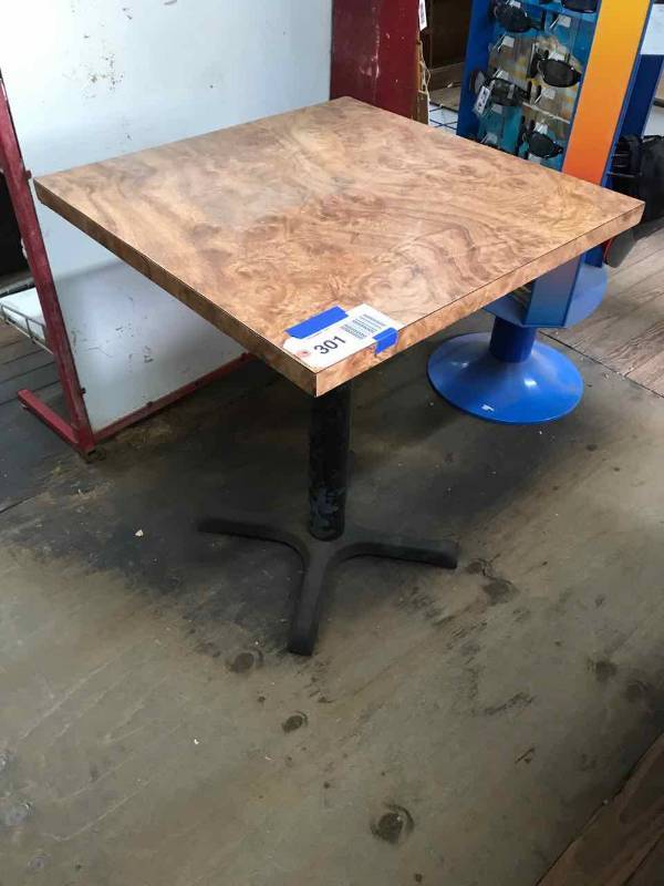 lot 301 image: Single Pedestal Caf� Table