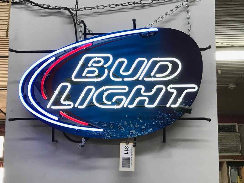 lot 311 image: Advertising Neon Light Bud Light (lights up)