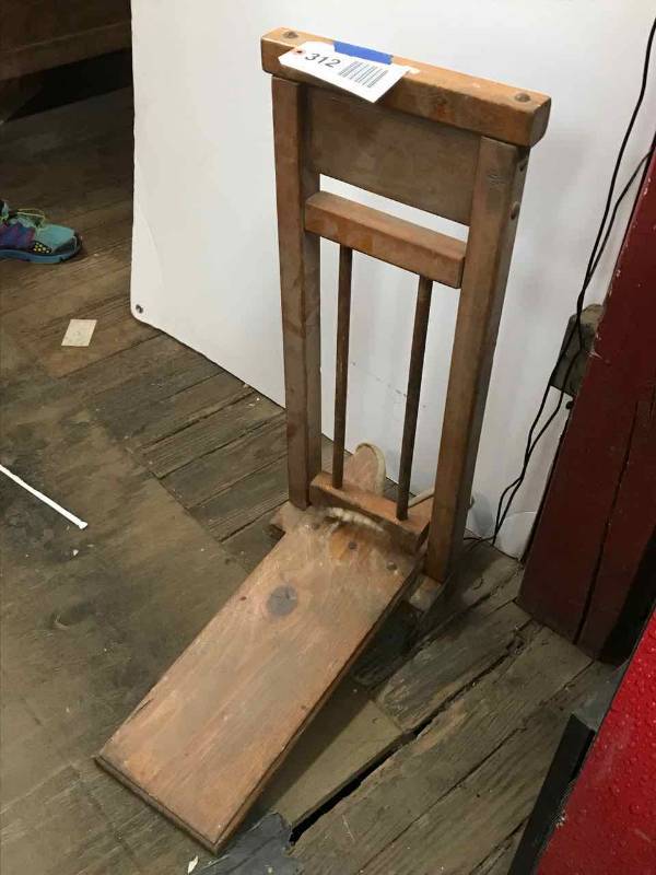 lot 312 image: Boot Puller