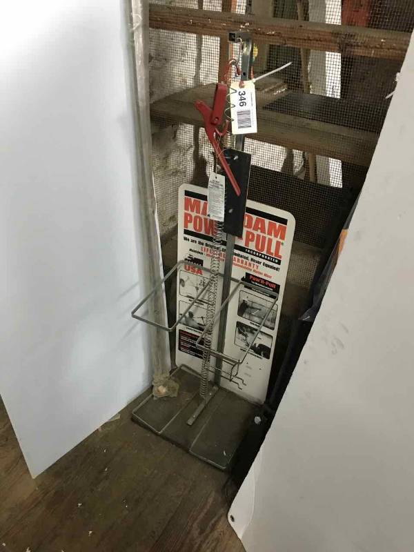 lot 346 image: Power Pull Display, Small Chain Boomer