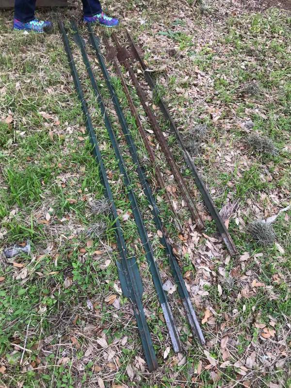 lot 405 image: (6) T-Posts