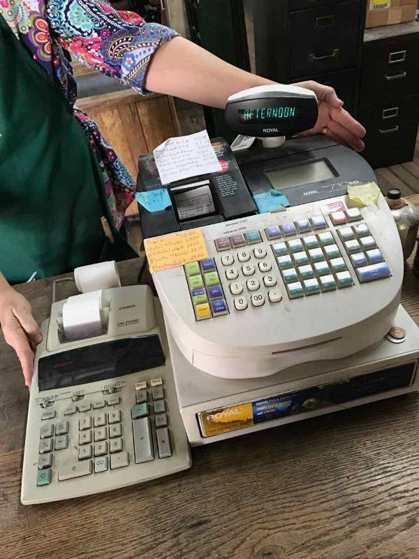 lot 445 image: Royal Alpha 710ml Cash Register