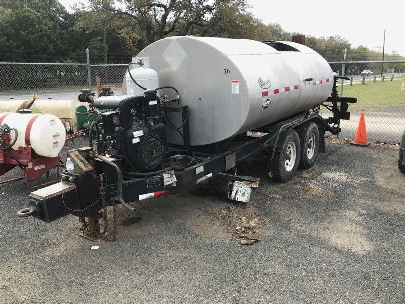 lot 7 image: 2003 Entyre Oil Distributor (1E9M483533E007107)