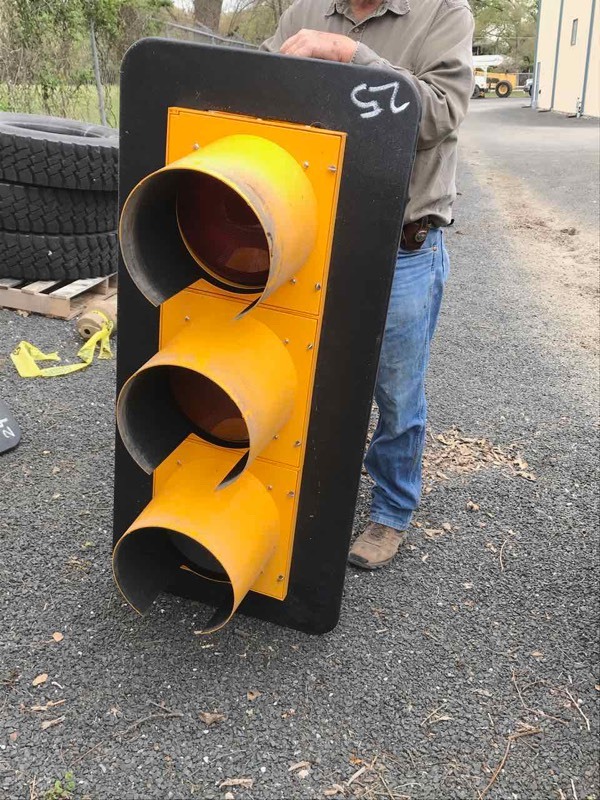 lot 25 image: Traffic Light (plastic)