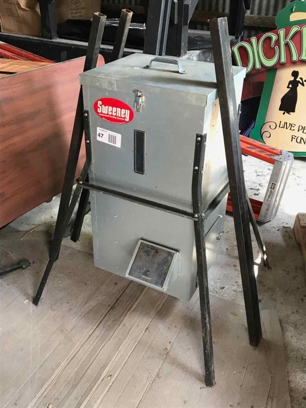 lot 47 image: Sweeney Automatic Feeder, 12 Volt, with Legs