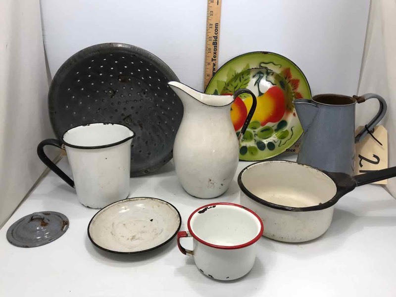 lot 21 image: Asst. Enamelware (older)