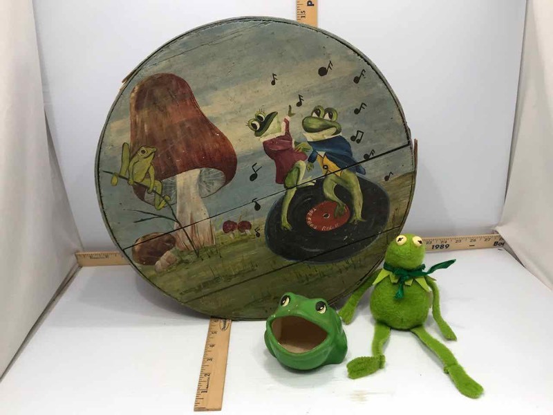 lot 76 image: Frogs Painted Cheese Box, Kermit, Ceramic Scrubby Holder