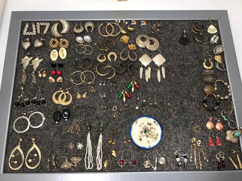 lot 89 image: Pierced Earrings (some singles)