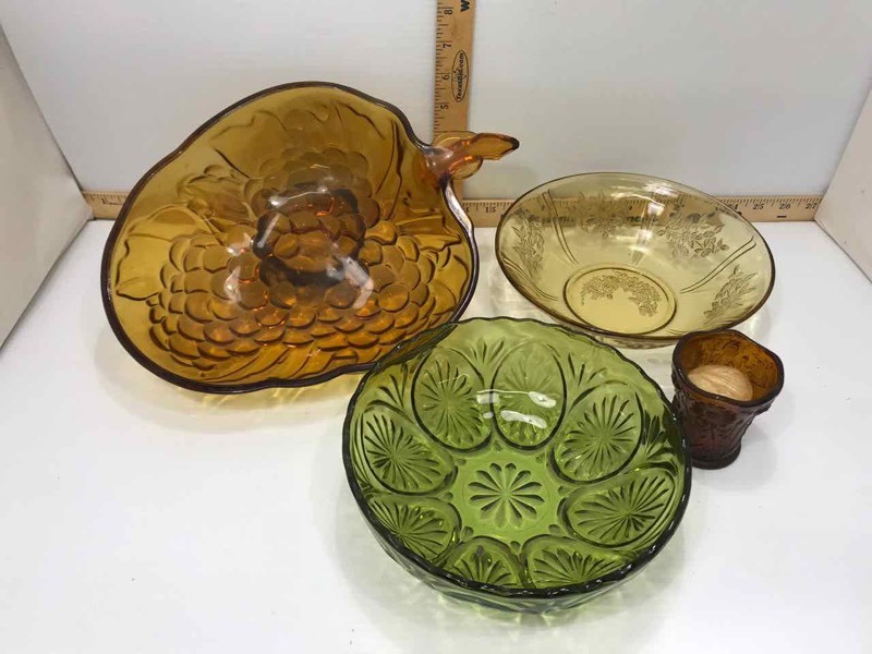 lot 96 image: Pressed Glass Bowls (Amber, Green)