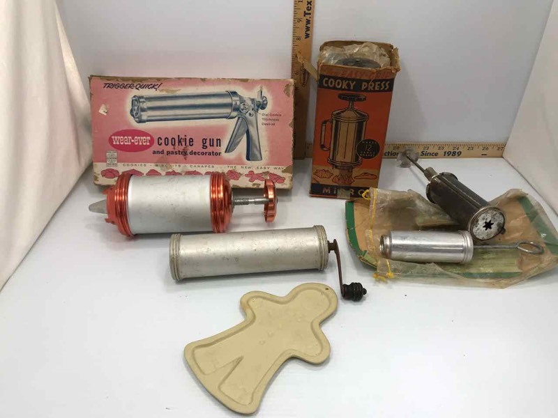 lot 106 image: Cookie Guns, Pastry Decorating Tools