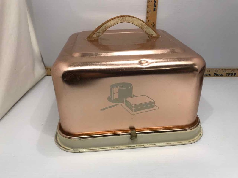 lot 112 image: Mid-Century Cake Carrier