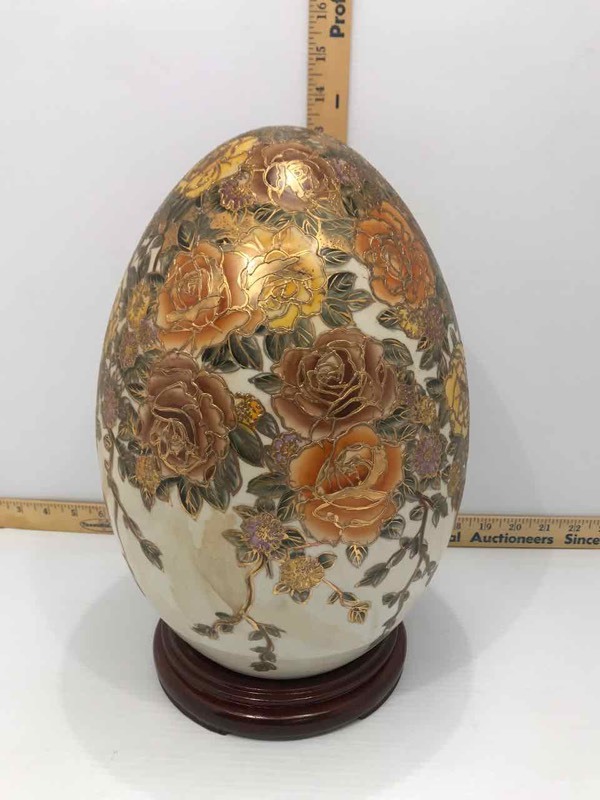 lot 118 image: Larger Highly Decorated Egg (Roses)