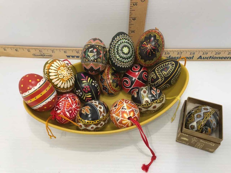 lot 119 image: Brightly Decorated EggsOrnaments