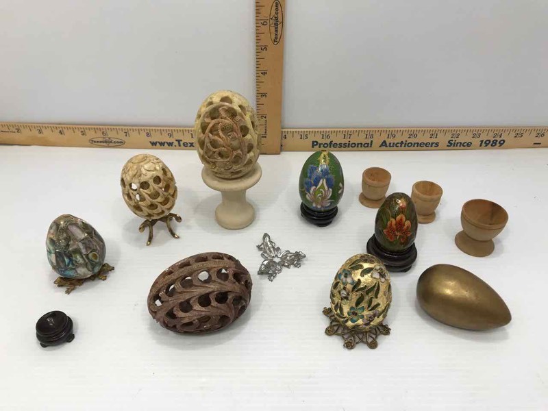 lot 123 image: Eggs, Brass Egg Paperweight