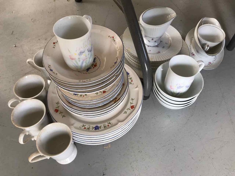lot 154 image: An Assortment of Dishes (white with flowers)