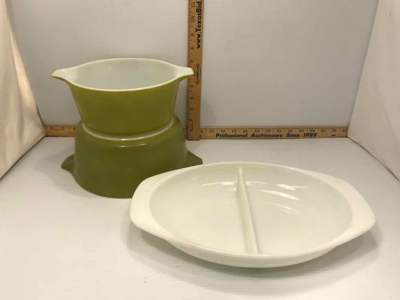 lot 158 image: (3) Pyrex 2 Green, 1 Divided Dish