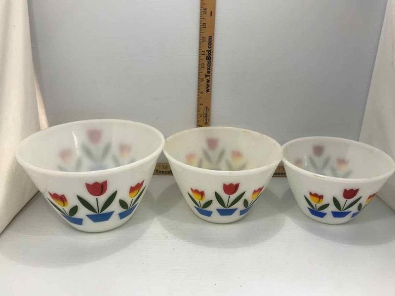 lot 160 image: Vintage Fire King 3-Piece Nesting Bowl Set (Colorful Tulips)