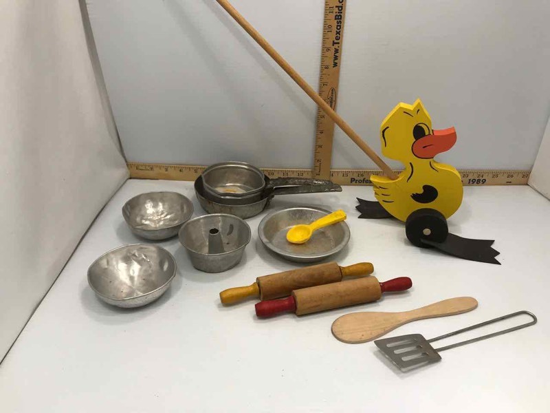 lot 172 image: Little Kids Kitchen Tools, Push Toy Ducky