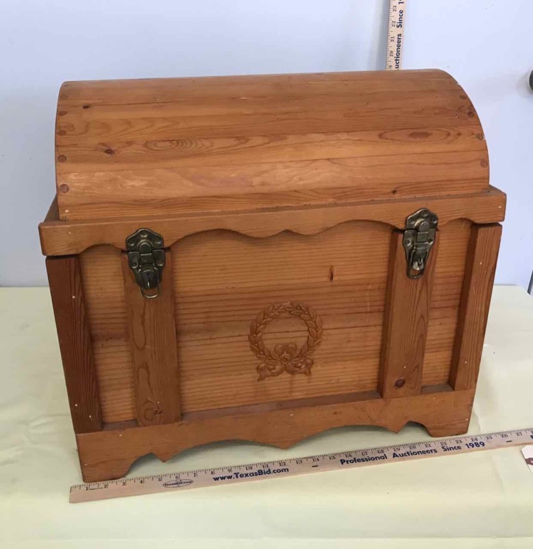 lot 190 image: Treasure Chest