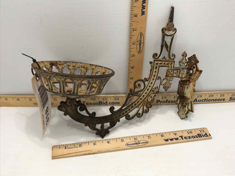lot 318 image: Cast Iron Oil LampLantern Holder