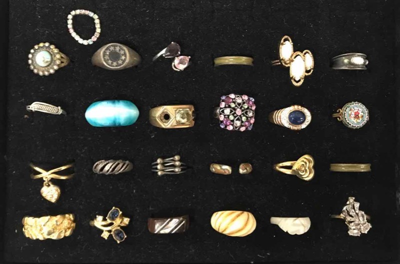 lot 233 image: Jewelry  Rings