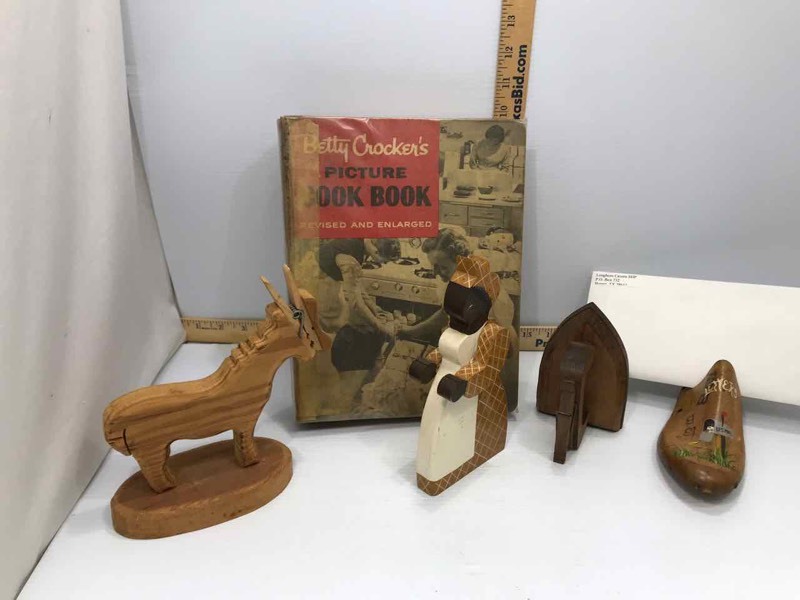 lot 247 image: Cookbook, Recipe Card ClipsHolders