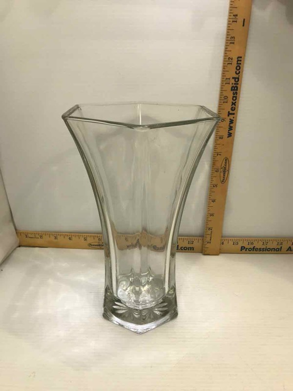 lot 281 image: Hoosier Glass Flared 10 Tall Vase