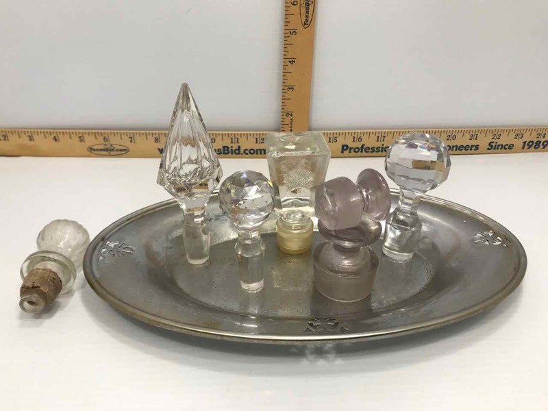 lot 290 image: Asst. Glass Stoppers