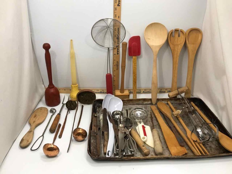 lot 296 image: Kitchen Utensils