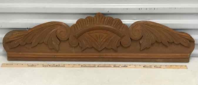 lot 450 image: Antique Oak Crown