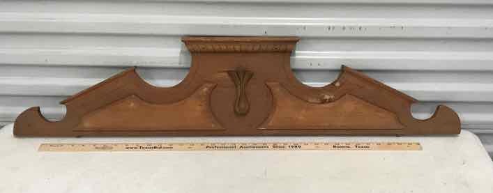 lot 452 image: Antique Pine Crown