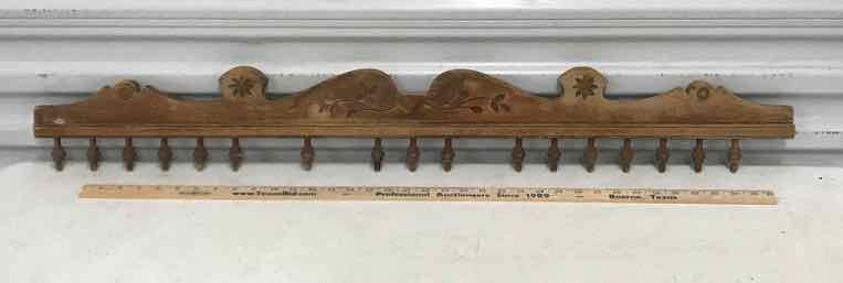 lot 463 image: Antique Walnut Crown