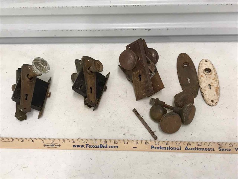 lot 472 image: Door Hardware knobs, escutcheonplate