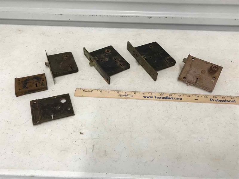 lot 475 image: Door Locks