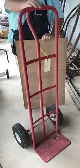 lot 402 image: Red hand truck