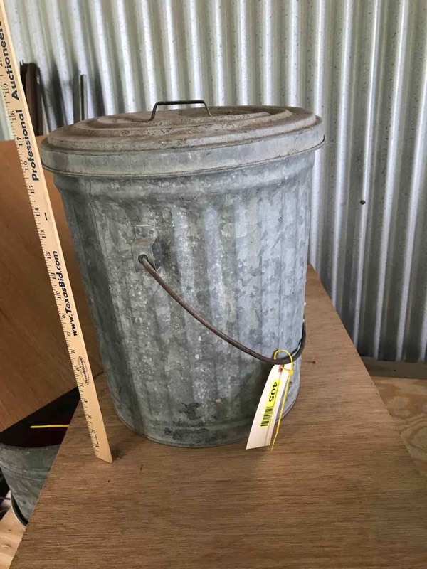 lot 405 image: Galvanized can with lid (10 gal)