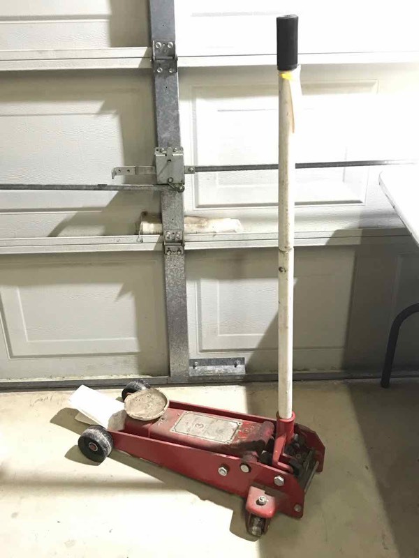 lot 13 image: Floor Jack, red, 3-ton