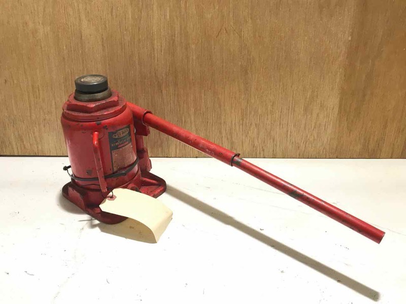 lot 14 image: Welbilt Hydraulic Bottle Jack, 20-ton