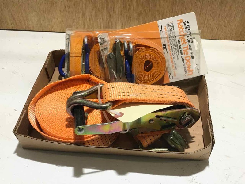 lot 17 image: Orange Ratchet Strap, two smaller ratchet straps