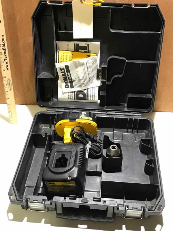 lot 134 image: DeWalt 18 volt battery, charger, 12� in. chuck and case (no tool)