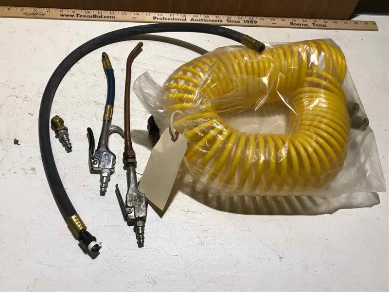 lot 140 image: Yellow coil air hose, chucks, blowers