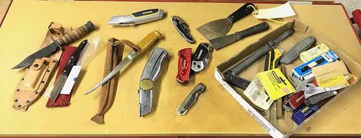 lot 147 image: Box of knives, cutters, scrapers