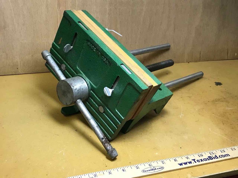 lot 155 image: Green woodworkers Vise, USA,  9� in. x 3-12 in. jaws