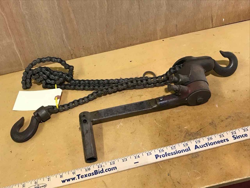 lot 158 image: Vintage small chain hoist