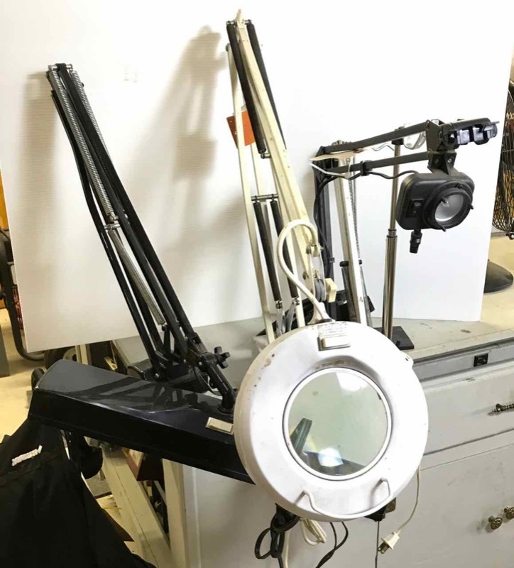 lot 160 image: Assorted desk lights and magnifier
