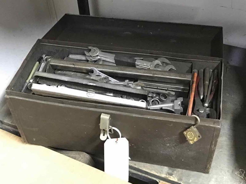 lot 189 image: Metal tool box and tools