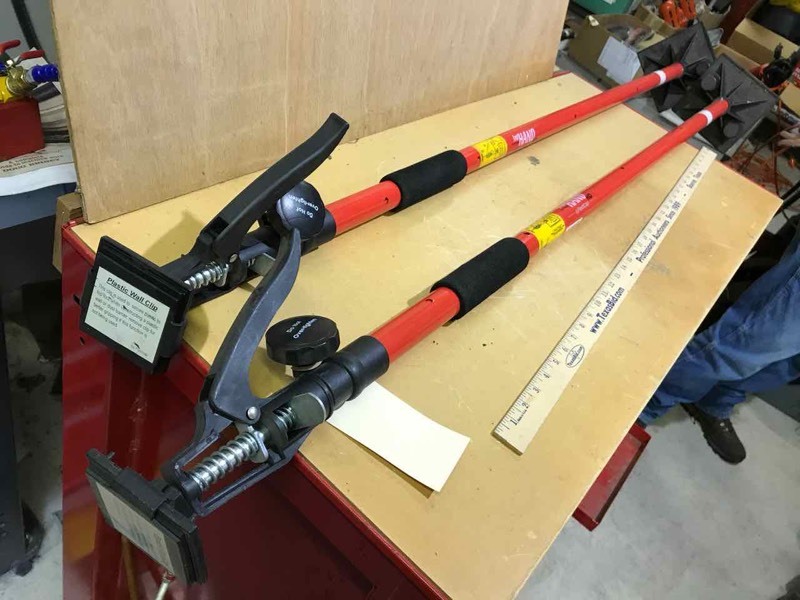 lot 256 image: 3rd Hand Load Stabilizer (2) (red)